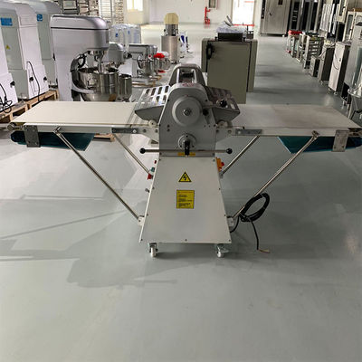 CE Commercial Baking Equipment Electric Dough Roller Machine With Conveyor Belt